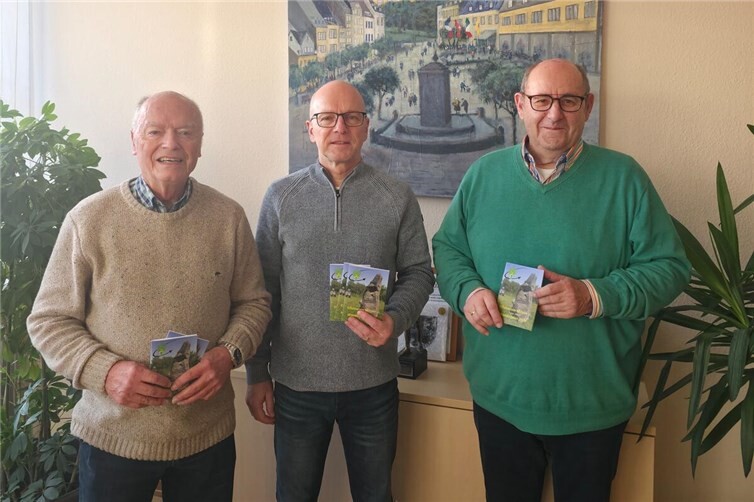 V.li. stellvertretender Vorsitzender Walter Reis, Oberbürgermeister Dirk Meid, Vorsitzender Joachim Rogalski.Foto: Elias Wilbert /Stadt Mayen
