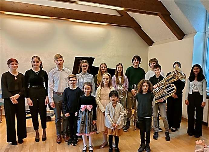 V.li. vorne Lukas Hazzan, Eva Terentieva, Mariia Yermak, Yulika Ideue, Noam Cantori – hinten: Anne Terhorst, Viktoria Hoffmann, Michael Obenaus, Theresa Peerenboom, Elisabeth Sauerländer, Anike Steinberg, Connor holzhausen, Paul Weber, Collin Esslinger und (von der Tuba verdeckt) Oleksandra ozarovytska. Quelle: Mutter Beethoven Haus