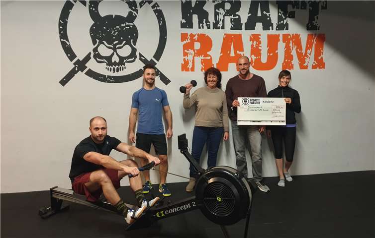 V.li. zwei Teammitglieder, Anke Jorzig vom Kinderschutzbund, Kraftraum Inhaber Christian Kösler mit Teammitglied.Quelle: Kinderschutzbund Koblenz