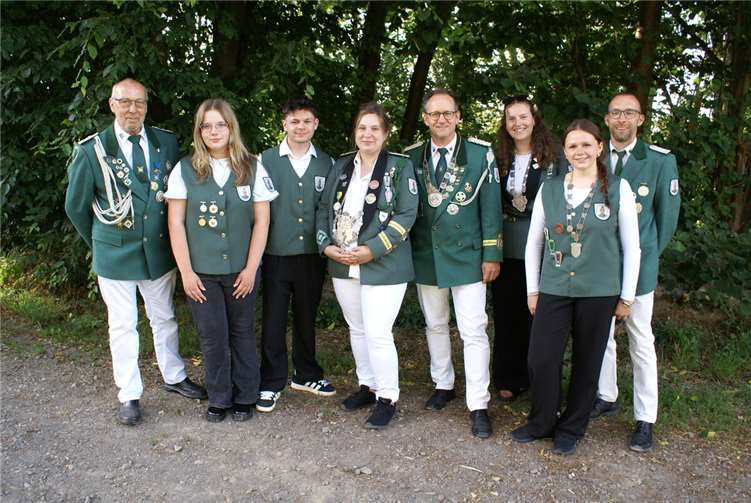 V.li.1.Schießmeister Paul Rosenbaum, Schülerscheibenprinzessin Sophie Dötsch, Jugendscheibenprinz Max Pleinen, Schützenkönigin Teresa Lauxem, Scheibenkönig Markus Pleinen, Jugendprinzessin Alina Lorig, Schülerprinzessin Lilli Pleinen, 1.Geschäftsführer Patrick Schneider. Foto: Dieter Velten