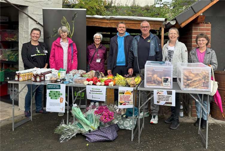V.li.Ina Müller, Marion Hillesheim, Marion Tomm, Stefan Kneib, Horst Berens, Anja Langenbahn und Gabi Graf freuen sich über den neuen Fairteiler in Miesenheim. Foto: privat