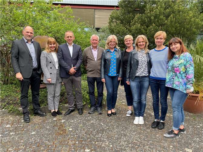 V.li.Martin Seul (Schulleiter BBS), Ewa Cisinska, Lukasz Denys, Heinz Schüller (PL-Rheinland-Pfalz), Hanna Franczak (Stellvertretende Leiterin des RCRE), Anika Becker (Lehrkraft BBS), Anna Patelska-Górna (pädagogisch Leiterin RCRE), Kristina Dabek (RCRE) und Izabella Szczepanska (RCRE). Quelle: Heinrich-Haus gGmbH