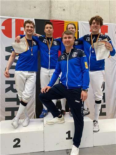 V.li.Maximilian Mogg, Felix Kalter, David Goliasch und Leopold Mogg, im Vordergrund Trainer Vladimir Koscov. . Quelle: CTG