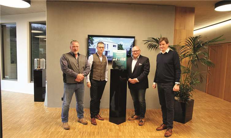 V.links: Die beiden Geschäftsführer der Massivhaus Mittelrhein GmbH, Markus Buch und Marcus Fronert , Key-Account Großkunden Manager von Vaillant-Deutschland, Andreas Seber sowie der Prokurist Heiko Schröder. Es fehlt Denis Dillenberger auch Prokurist der Massivhaus Mittelrhein GmbH.Fotos: Massivhaus Mittelrhein