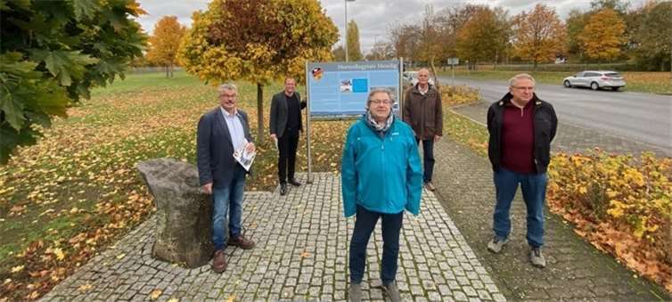 V.links: Hans Peter Ammel (Bürgermeister Mendig), Jörg Lempertz (Bürgermeister der Verbandsgemeinde Mendig) und Vertreter der Gemeinschaft Mendiger Heeresflieger. Foto: privat
