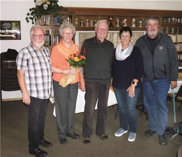 V.links: J. Wolfgang Kütscher (neuer Leiter) sowie Gerd Montermann (3.v.links) und seine Ehefrau (2.v.links) mit der Vorsitzenden der Mendiger Kolping-Familie Ulrike Held (2.v. rechts) und dem 1. Beigeordneten der Stadt Mendig, Achim Grün.
