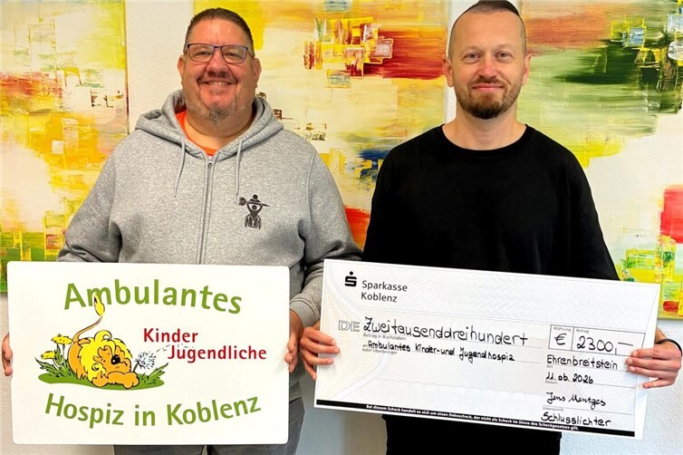 V.links Jens Mentges(Silberrücken von den Schlusslichter) und Daniel Liefke vom Ambulanten Kinder- und Jugendhospiz Koblenz