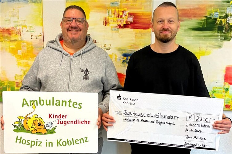 V.links Jens Mentges(Silberrücken von den Schlusslichter) und Daniel Liefke vom Ambulanten Kinder- und Jugendhospiz Koblenz.