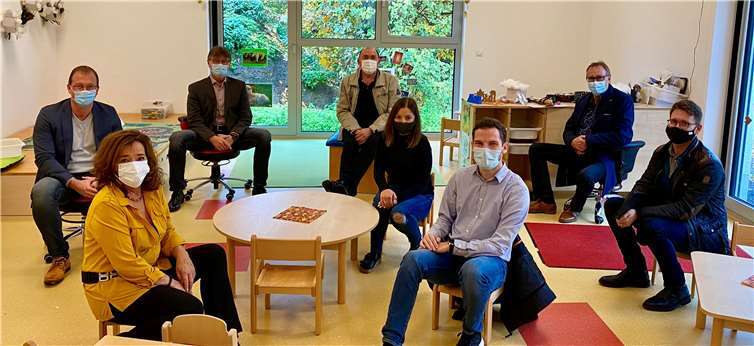 V.links: Jörg Lempertz (Bürgermeister der Verbandsgemeinde), Petra Winninger (Kita-Leiterin), Burkhard Nauroth (Erster Kreisbeigeordneter), Rainer Hillger (Ortsbürgermeister Thür), Jenny Borowsky-Stoffels (Abwesenheitsvertretung Kita-Leiterin), Lukas Ellerich (Beigeordneter Thür), Otmar Schüller (Fachbereichsleiter „Familie, Schulen, Ordnung und Soziales“), Andreas Loeb (Fachbereichsleiter Bauen, Wasser und Abwasser). Foto: privat