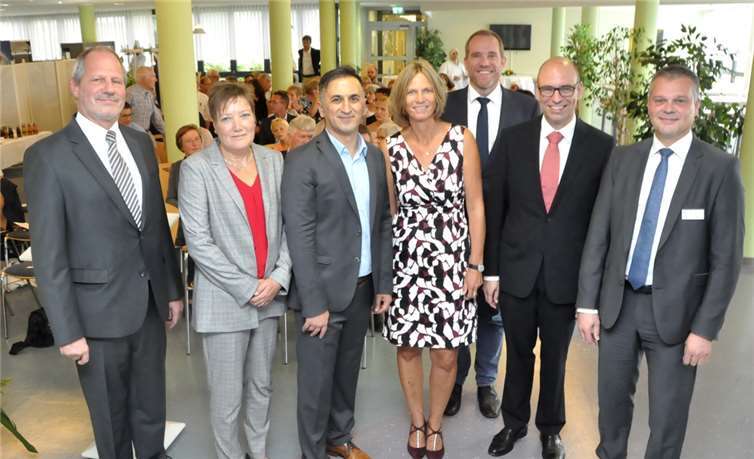 (V.li.n.re.) Ärztlicher Direktor Dr. Michael Maasberg, Pflegedirektorin Mechthild Annen, Chefarzt Ilhan Saka, Leiterin Brustzentrum Brigitte Dünnebacke, Med. Geschäftsführer Dr. Moritz Hemicker, Kaufm. Geschäftsführer Martin Stein, und der Geschäftsführende Direktor Georg Kohl. BS