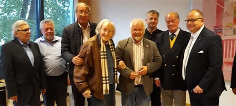 V.li.n.re. Alt-Oberbürgermeister Manfred Scherrer (Neuwied), Jupp Kretzer, Ortsvorsteher i.R., Europaabgeordneter Norbert Neuser (Boppard), Trainerlegende Rudi Gutendorf, Ferhat Cato und dessen Bruder Axel, Altbürgermeister Hajo Stuhlträger (Bendorf) und Peter Zysik, Gesamtbetriebsratsvorsitzender Kaufhof Deutschland, kamen zu einer Feierstunde zusammen. Foto: privat