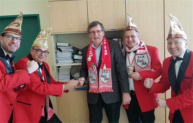 V.li.n.re.: Andre Reuber, Sitzungspräsident Frank Wittlich, Ortsbürgermeister Ferdi Wittlich, Guido Weingarten und Dominik Geisen bei der Eroberung des Bürgermeisterbüros. Privat