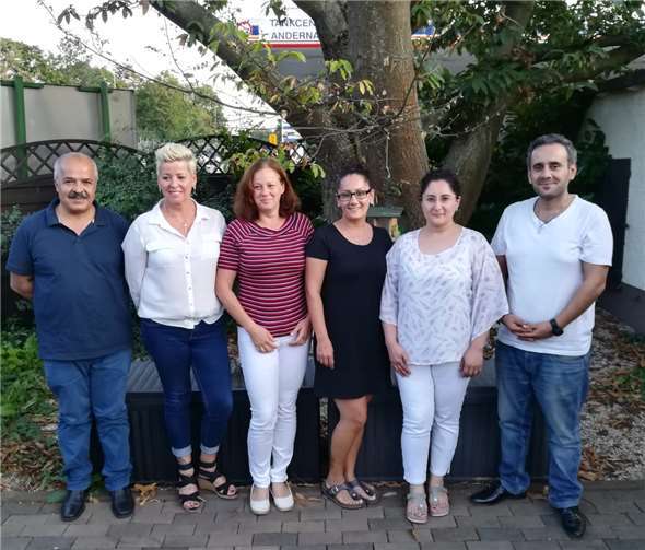 (V.li.n.re.) Aziz Aldemir, Edit Burai, Anett Drysch, Falantina Ali, Abir Ali und Salam Ali. Foto: privat