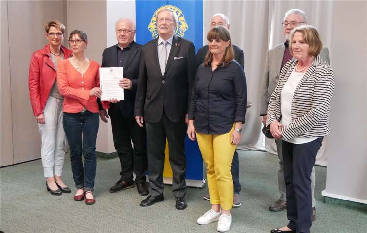 V.li.n.re.: Bärbel Schülzchen (LC Rhein-Wied), Tanja Malottke (Martinus-Gymnasium Linz), Hellmuth Buhr (Vorsitzender des Fördervereins des LC Rhein-Wied), Klaus Tang (Präsident LC Rhein-Wied), Dr. Werner Dötsch (Tafel Linz), Jennifer Gast (Martinus-Gymnasium Linz), Josef Lauxen (Tafel Asbach) sowie Ursula Prusseit (Tafel Asbach). privat