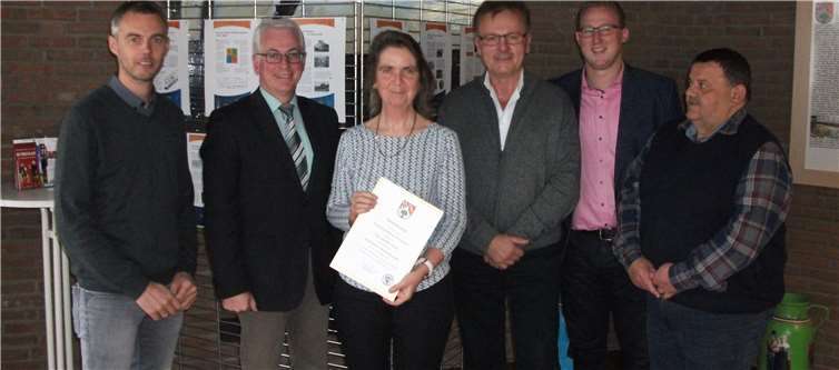 (V.li.n.re.): Bauamtsleiter Markus Sommer, Bürgermeister Volker Mendel, Dipl.-Ing. Andrea Engel, Büroleiter Wolfgang Müller, VG-Amtmann Philipp Rasbach und Personalratsvorsitzender Dirk Herra. privat