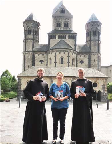 (V.li.n.re.): Bruder Stephan Oppermann OSB, Andra Ordon (Öffentlichkeitsarbeit Maria Laach) und Pater Philipp Meyer OSB stellten das Programm der Laacher Festwoche vor. FRE