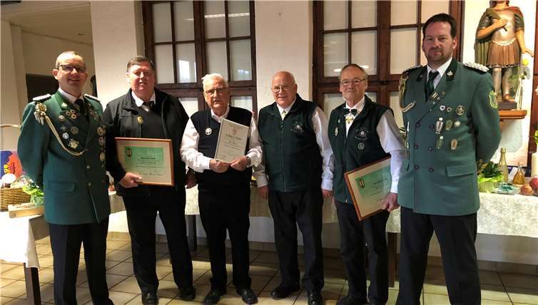 V.li.n.re.: Brudermeister Alexander Knopp, Hans-Georg Preiß, Klaus Küsters, Ehren-bezirksbundesmeister Werner Ehlen, Heinz-Johann Ehlen und Hauptmann Jörg Weidenbach. privat