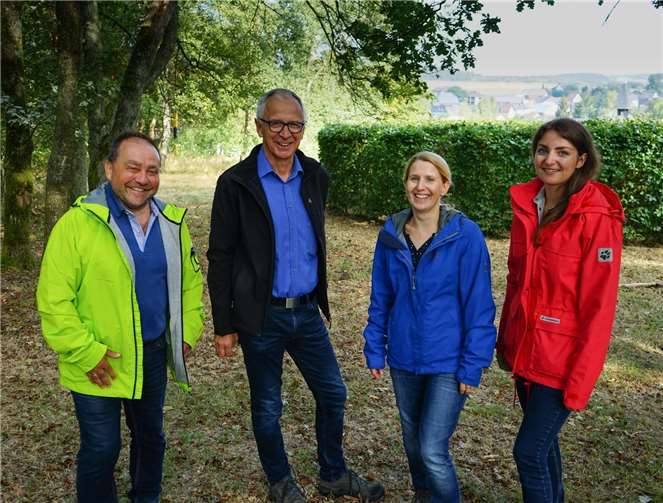 Der Bürgermeister war wieder unterwegs V.li.n.re.: Bürgermeister Alfred Schomisch, Ortsbürgermeister Gerd Knechtges sowie die Touristikerinnen Svenja Schulze-Entrup und Laura Rinneburger im Landschaftspark Steinbüchel.