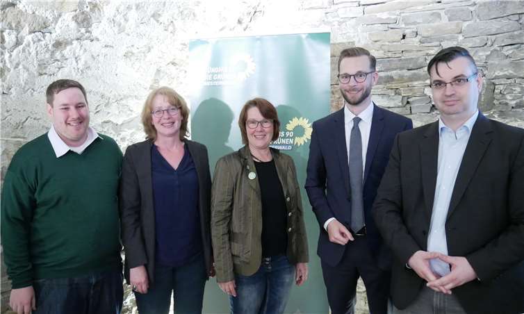 (V.li.n.re.) Christian Schimmel, Tabea Rösner, Ina von Dreusche, Ulrich Richter-Hopprich und Jörg Schur diskutierten auch die Notwenigkeit, Papier einzusparen. Foto: privat