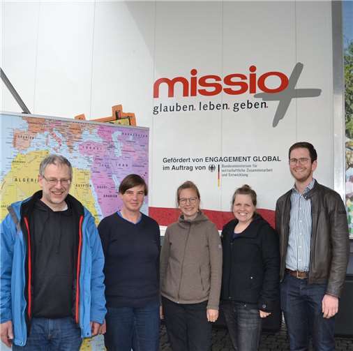 V.li.n.re.: Christoph Hof, Brigitte Doege, Melanie Deter, Manuela Vosen und Kaplan Thomas Hufschmidt kamen mit der Bevölkerung ins Gespräch und erklärten, was der Konsum an elektronischen Geräten mit dem Bürgerkrieg im Kongo zu tun hat. E.T. Müller