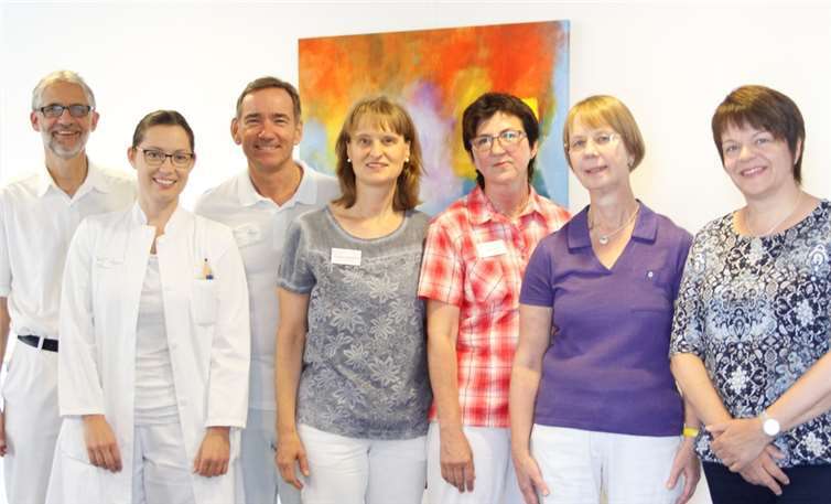 V.li.n.re.: Das Diabetes-Team des Marienhaus Klinikums: Dr. Andreas Pelletier (Oberarzt/Diabetologe), Dr. Nina Lepper (Assistenzärztin), Dr. Christian-René de Mas (Chefarzt der Klinik für Innere Medizin/Diabetologe DDG), Dorothee Hildebrand (Diabetesberaterin DDG), Ingeborg Martin (Diabetesassistentin DDG), Sabine Auer (Diabetesberaterin DDG) und Martina Müller (Diabetesassistentin DDG) privat