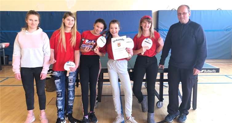 (V.li.n.re.) Die Spielerinnen Aleksandra, Jacqueline, Regina, Luna, Aileen mit ihrem Betreuer und Trainer Stephan Didinger. Foto: privat