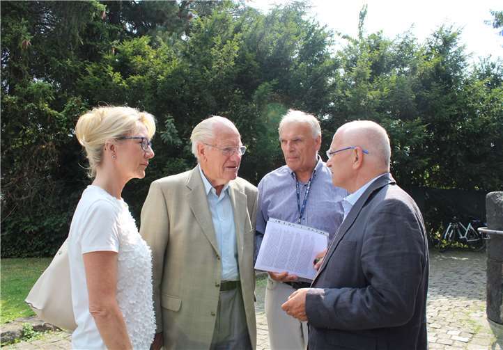 (V.li.n.re.) Dr. Annette Salterberg, ihr Vater Kurt Salterberg, Frank Cornely und Gert Scheller.
