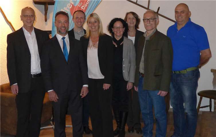 (V.li.n.re.) Dr. Johannes Hüdepohl Dr. Jan Bollinger, MdL, Stefan Petri, Anett Meyer, Ingrid Frings, Gabriele Hüdepohl, Andreas Keiner und Josef Bartels. Foto: AfD KV AW