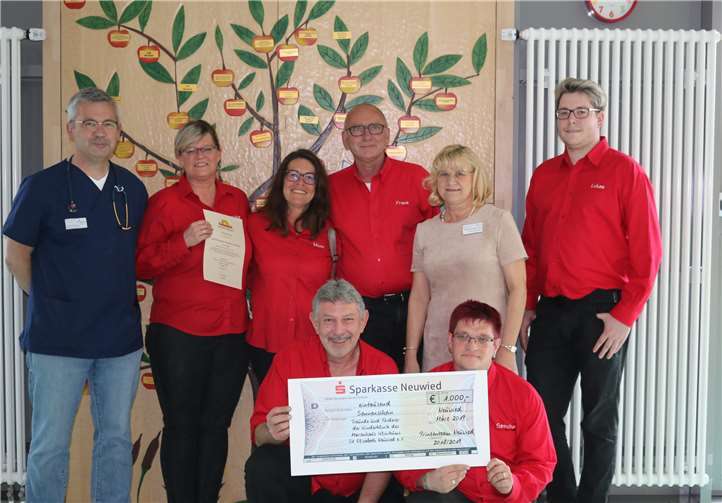 V.li.n.re.: Dr. Michael Ehlen, Chefarzt der Klinik für Kinder- und Jugendmedizin, Silke Flick, Monika Sterz, Frank Sterz, Ulrike Börder-Sauerbrei, Vorstand Förderverein Sonnenschein, Lukas Wendland, Frank Flick und Sascha Wendland nahmen an der Spendenübergabe teil. Foto: privat