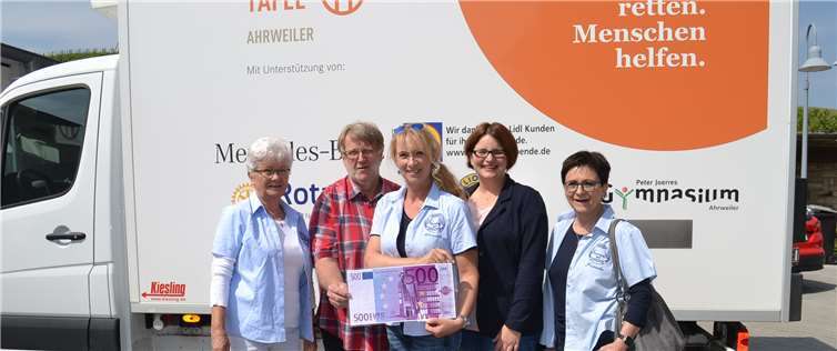 (V.li.n.re.): Elke Schmidt, Kuno Herchenbach, Annette Besseler, Christiane Böttcher und Frauke Fischer-Engels haben sich zur Spendenübergabe vor der Tafelausgabestelle in Ahrweiler eingefunden. 500 Euro spendet der Theaterverein „Vorhang auf“ der „Tafel Ahrweiler“. E.T. Müller