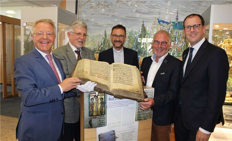 (V.li.n.re.) Elmar Schmitz (Vorstandsvorsitzender Volksbank RheinAhrEifel eG), Joseph Stick (Archivar St. Laurentius), Dechant Jörg Meyrer, Paul Radermacher (Vorsitzender Verwaltungsrat Pfarrgemeinde St. Laurentius) und Thomas Theisen (Direktor Regionalmarkt Ahr/Brohltal Volksbank RheinAhrEifel eG) eröffneten die zweite Auflage der erfolgreichen Ausstellung „Ahrweiler Buchschätze“ . Fotos: DU
