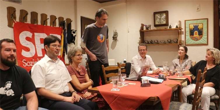 V.li.n.re.: Florian Garzombke, Bürgermeister Michael Mang, Stefanie Stavenhagen (Personalrätin der Stadt Neuwied), Jochim Selzer (Chaos Computer Club), Henning Wirges (Stadtrat), Anja Lorenz und Eva Frömgen (SPD-Geschäftsführerin). privat