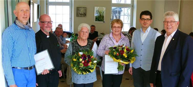 Vli.n.re. Franz Kreuzberg (25 Jahre), Präses Axel Spiller, Greti Porsche (65 Jahre), Irmgard Berzen (25 Jahre), Chorleiter und Organist Markus Prange sowie Georg Josten (erster Vorsitzender).Fotos: privat