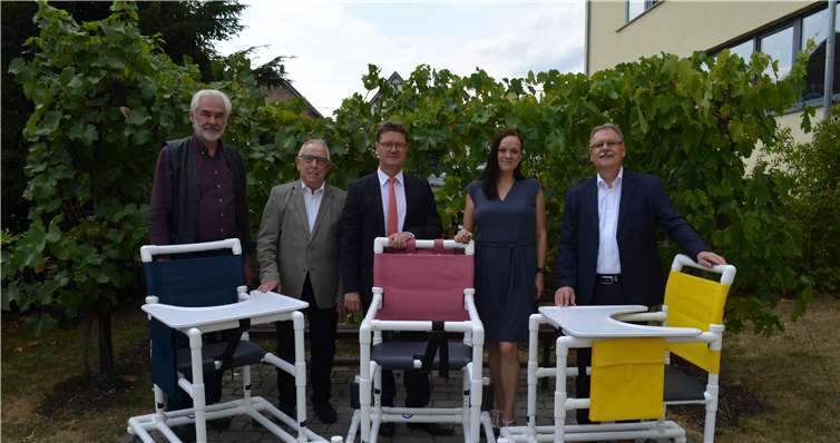 (V.li.n.re.) Gerhard Augustin, Antonius Kohlhaas, Richard Lindner, Olga Atamanova und Alfons Busch freuen sich über die neu angeschafften Gehwagen. privat