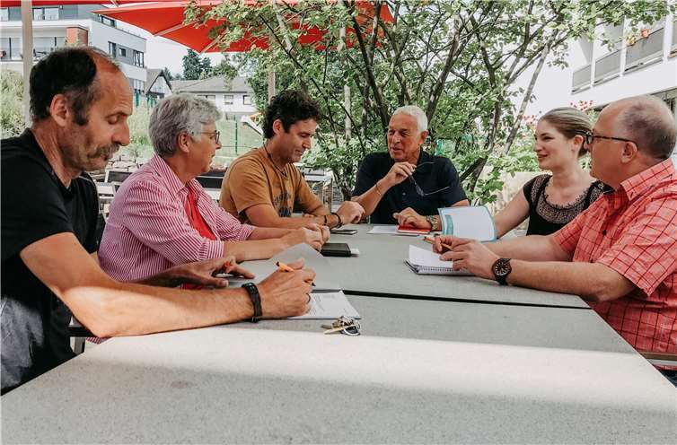 (V.li.n.re.) Geschäftsführer Thomas Weber, Gertrud Hüttges – Heimleitung, Frank Lenssen – Vorsitzender der Mitarbeitervertretung, Vorsitzender Dr. Wolfram Haymann und Diana Petrek sowie Georg Breit von der Heimleitung wollen den Charakter des Hauses für die Zukunft bewahren und mit den Mitarbeitern noch mehr ins Gespräch kommen. Foto: Eduard Bretthauer