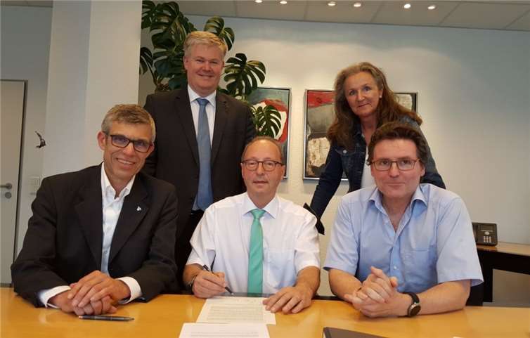 V.li.n.re.: H. Beyer, C. Becking, Notar. Dr. Neukirchen, C. Heimes und H. Heimes bei der Vertragsunterzeichnung bei Notar Neukirchen. privat