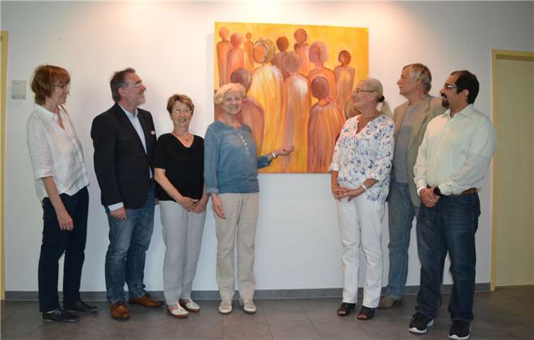 (V.li.n.re.) Hannelore Schmitt, Werner Steffens, Rosemarie Wengert, Schwester M. Antonia Poncelet, Inge Schlordt, Arthur Schlordt und Emad Girgis betrachten im Eingangsbereich das Bild „Nachfolge“. Foto: E.T. Müller