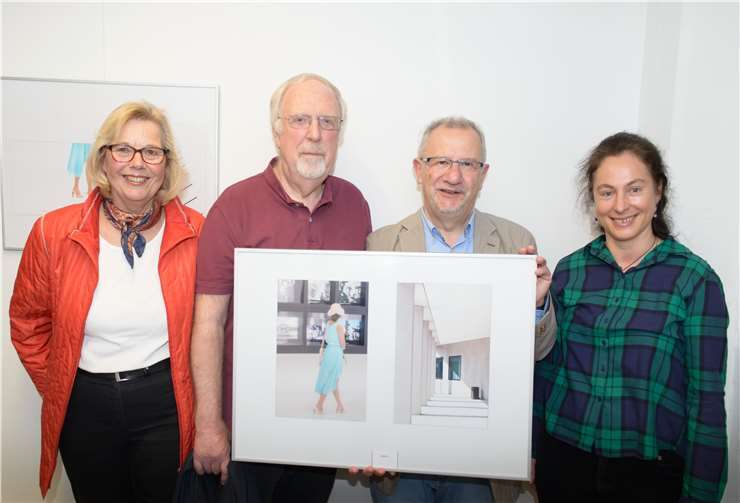 V.li.n.re. Helga und Dieter Warnke, vhs-Kursleiter Werner Kollenda sowie vhs-Bildungskoordinatorin Gabriele May eröffneten die Ausstellung mit einer Vernissage. Foto: privat