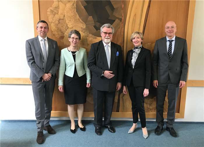 V.li.n.re.: Herr Henrichs, Frau Dicke, Minister Herbert Mertin, Frau Arck und Herr Rüll. privat