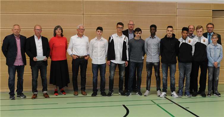 (V.li.n.re.): Herr Krieger (Landessportbund), Harald Reif, Frau Engels (Unfallkasse),Peter Reif, Rene Rünz, Maurice Leufgen, Gerhard Müller (Schulleiter), Shefqet Ramadani,Hector Smill Jimenez- Medina, Celik Pala, Nathanael Zambo, Rolf Neumann (ehemaligerSchulleiter), Lukas Schui, Herr Beckmann (Staatssekretär) und Leon Kuppert.Es fehlen: Collin Kremer, Leon Herbel, Florian Kessel und Liam Serwas. privat