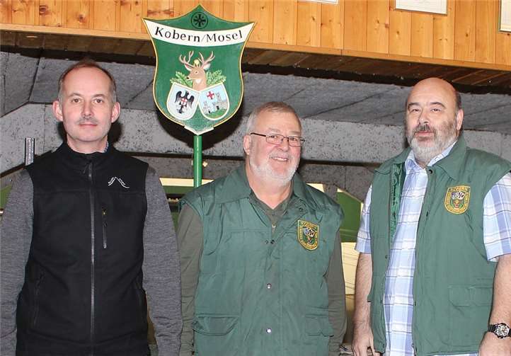 V.li.n.re.: Hubertusmeister Bert Obertreis (1. Platz), Harald Hoffmann (2. Platz), Thomas Höhn (Schießmeister)