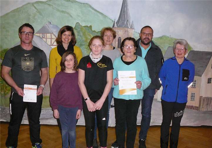 (V.li.n.re.): Jens Fahrenbruch (Übungsleiter), Mandy Gieler, Veronika Bitzen, Barbara Bitzen, Monika Schnitzler, Leni Großgarten, Peter Großgarten und Anita Müller (Übungsleiter) freuten sich über die sportlichen Erfolge der Familie. Nicht im Bild: Heike Poppelreuter. Foto: privat