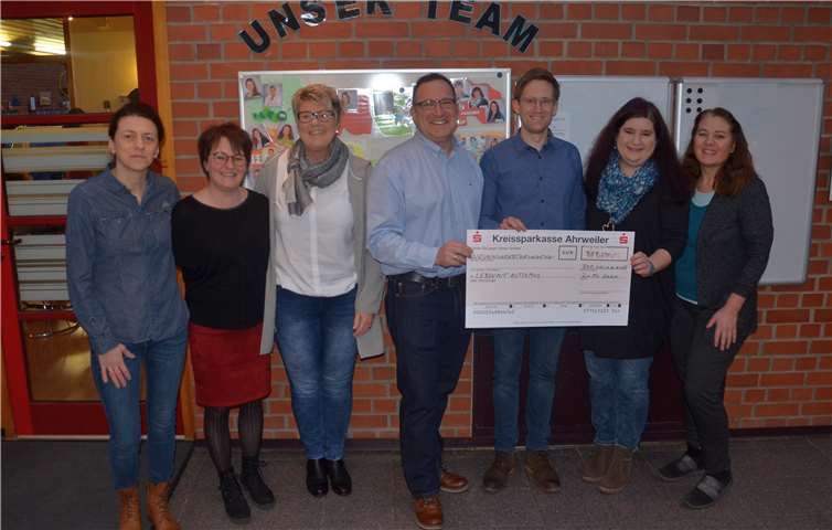 V.li.n.re. Joanna Sawatzki (Mitarbeiterin Kindergarten), Elke Heckenbach (Mitarbeiterin Kindergaten), Gudrun Seydel (Mitarbeiterin Kindergarten), Thomas Röder (Verein Leben mit Autismus e.V.), Stefan Ibs (Standortleitung Kindergarten), Andrea Hupperich (Verein Leben mit Autismus) und Michaela Treffer (Mitarbeiterin Kindergarten). Foto: Stefan Ibs