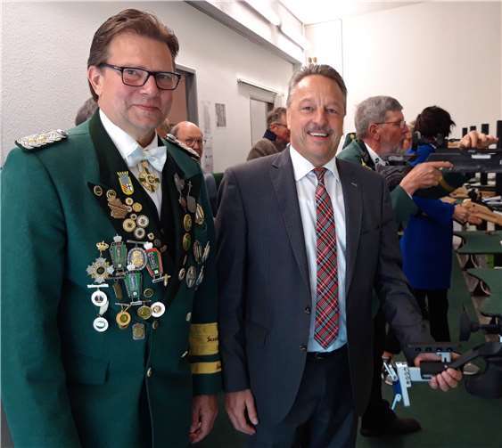 V.li.n.re. Martin Stüber, erster Brudermeister, und Bürgermeister Hans-Werner Breithausen während der Präsentation der neuen elektronischen Luftgewehranlage.Foto: Schützenbruderschaft Kurtscheid