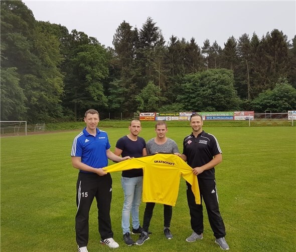 V.li.n.re.: Martin Thelen, Außenbahnspieler Steven Bradasic, Mittelfeldspieler Yannick Uth und Lars Hansen.