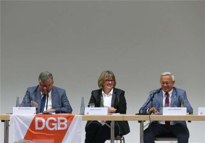 (V.li.n.re.) Michael Mahlert, Edith Sauerbier und Achim Hallerbach bei der Podiumsdiskussion der Landratskandidaten. privat