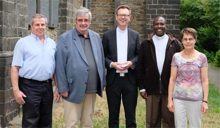 (V.li.n.re.) Otto Warmbold vom Freundeskreis Aids-Waisenkinder Moshi/Tansania,Gottfried Busch, Ortsbürgermeister von Nickenich, Pfarrer Norbert Missong (Pfarreiengemeinschaft Kruft-Nickenich-Kretz), Pfarrer Aloyce Urio (Bistum Moshi/Tansania), Inge Warmboldvom Freundeskreis Aids-Waisenkinder Moshi/Tansania.  Thomas Bergbold