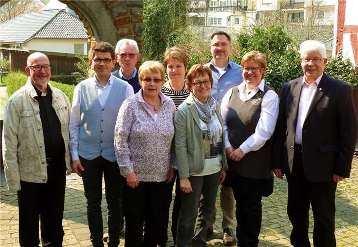 Gemütliche Generalversammlung gefeiert V.li.n.re. Pastor Axel Spiller, Chorleiter und Organist Markus Prange, Karlheinz Zimmermann, Irmgard Berzen, Bernadette Rausch, Annelie Reichling, Joachim Laux, Barbara Ley und Georg Josten.