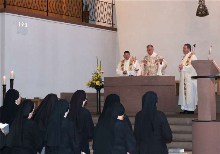 V.li.n.re.: Pater Roman Gorincioi, Weihbischof Jörg Michael Peters und Pfarrer Markus Arndt beim Festgottesdienst. privat