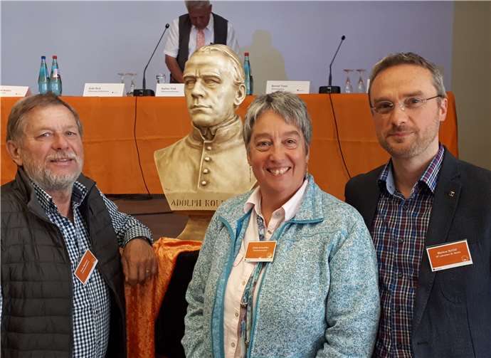 (V.li.n.re.) Peter Bertram, Bezirksvorsitzender; Ulrike Schneider, geistliche Leiterin des Bezirksverbandes; und der Vorsitzende der Kolpingfamilie Lahnstein St. Martin, Markus Schild freuen sich über die Kolping-Diözesanwallfahrt nach Kamp-Bornhofen am ersten Junisamstag. Foto: Kolping